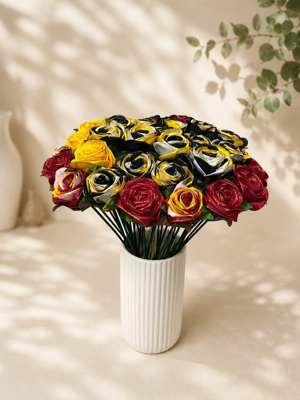 Strauß aus handgewickelten Satinrosen in Gelb, Schwarz, Weiß, Rosé und Bordeaux mit Goldkante, in einer weißen Rillenvase